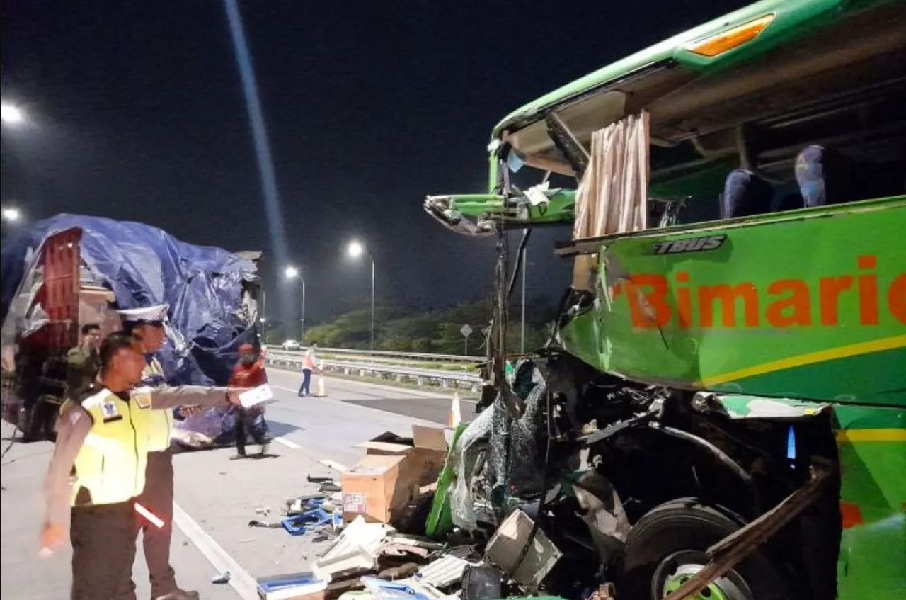 Petugas di lokasi kejadian kecelakaan antara bus dengan truk di Tol Jombang-Mojokerto, Selasa (21/5) malam. Akibat kejadian itu, dua meninggal dunia, belasan lainnya luka-luka. ANTARA/HO-pengelola tol.
