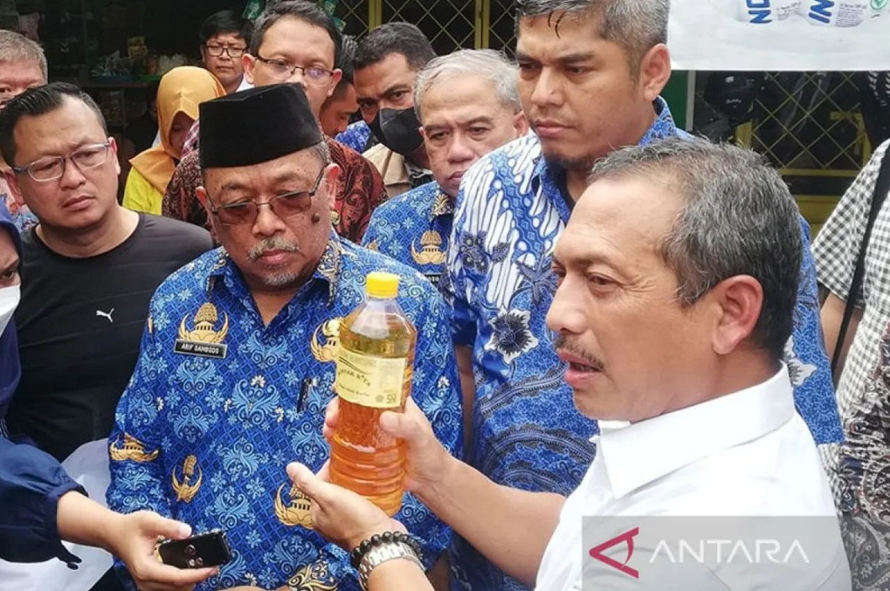 Satgas Pangan Pacitan Temukan Minyakita Palsu Saat Sidak Pasar