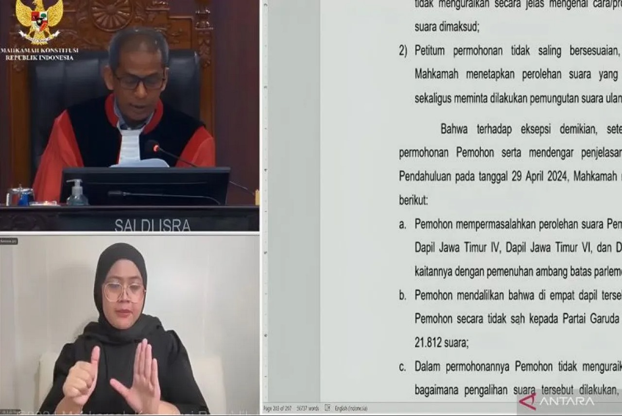 Tangkapan layar - Hakim Konstitusi Saldi Isra membacakan isi putusan dalam sidang pengucapan/keputusan untuk perkara PHPU Pileg 2024 di Gedung Mahkamah Konstitusi, Jakarta, Rabu (22/5/2024). ANTARA/Nadia Putri Rahmani.