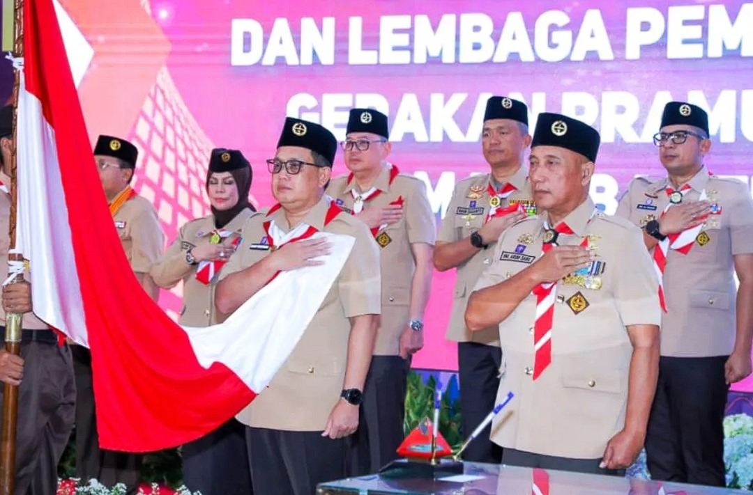 Ka Mabida Adhy Karyono dan Ka Kwarda Pramuka Jatim Arum Sabil saat dikukuhkan di Gedung Negara Grahadi di Surabaya, Rabu (22/5/2024). ANTARA/HO-Biro Adpim Jatim