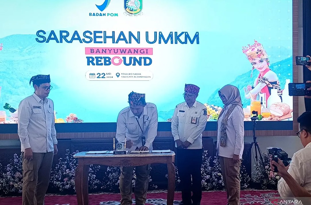 Suasana penandatanganan nota kesepakatan antara BPOM RI dan Pemerintah Kabupaten Banyuwangi di sela-sela acara Sarasehan UMKM Banyuwangi Rebound Banyuwangi di Banyuwangi, Jawa Timur, Rabu (22/5/2024). ANTARA/Tri Meilani Ameliya.