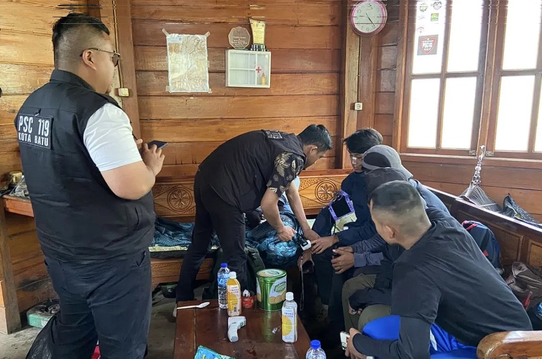 Tim Gabungan Evakuasi Pendaki Hipotermia di Gunung Buthak Kota Batu