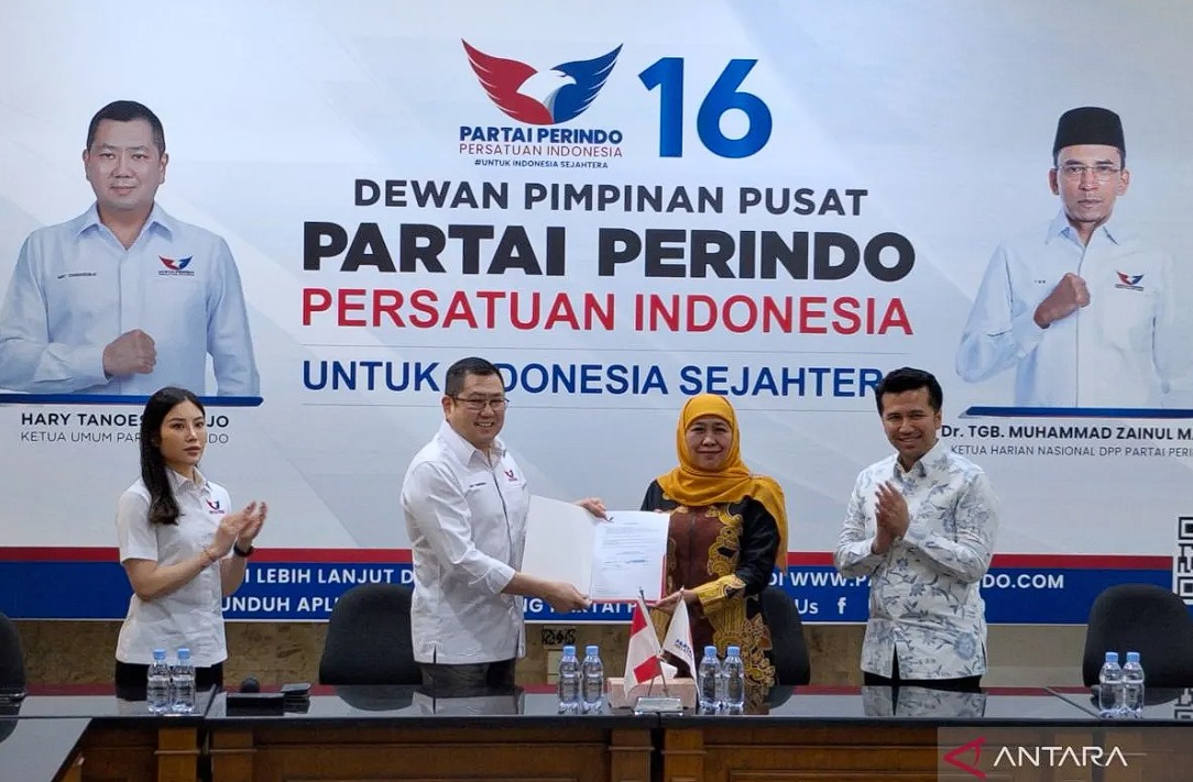 Ketua Umum Partai Perindo Hary Tanoesoedibjo secara simbolis menyerahkan dukungan kepada pasangan Khofifah Indar Parawansa dan Emil Elistianto Dardak untuk maju pada Pilkada Jawa Timur 2024 di Kantor DPP Perindo, Jakarta Pusat, Rabu (22/5/2024). ANTARA/Fi