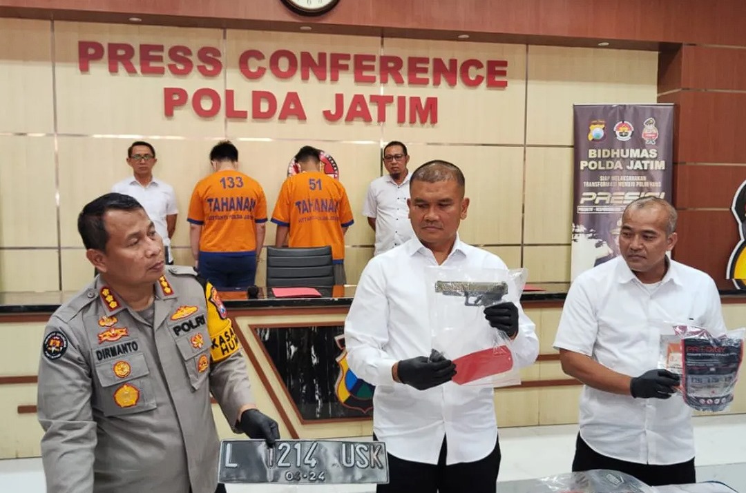 Polisi menunjukkan barang bukti dan tersangka penembakan di Surabaya dan Tol Waru saat merilis kasus tersebut di Mapolda Jawa Timur, Senin (27/5/2024). ANTARA/HO-Bidhumas Polda Jatim