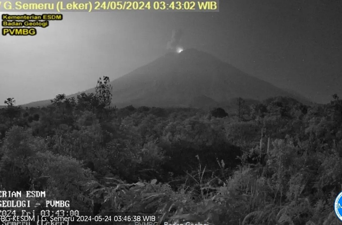 Arsip foto: Gunung Semeru erupsi pada Jumat (24/5/2024) pukul 03.41 WIB (ANTARA/HO-PVMBG)