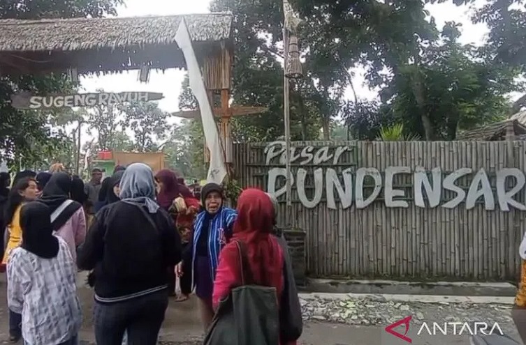 ara pengunjung mendatangi Desa Wisata Pasar Pudensari di Desa Gunungsari, Kecamatan Madiun, Kabupaten Madiun, Jatim. ANTARA/Louis Rika