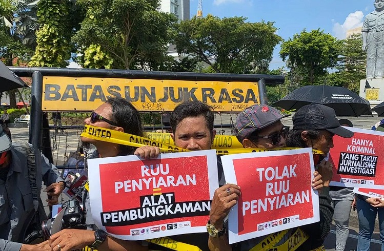 Sejumlah anggota PFI Surabaya melakukan teatrikal saat aksi damai menolak RUU Penyiaran di depan Gedung Negara Grahadi Surabaya, Selasa (28/5/2024). ANTARA/HO-PFI Surabaya