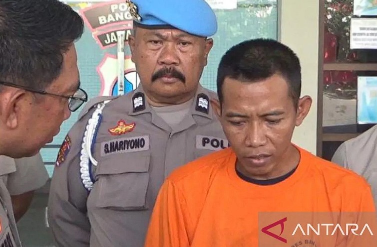 Kapolres Bangkalan AKBP Febri Ismanjaya saat merilis tersangka narkoba jaringan Malaysia di Mapolres Bangkalan, Selasa (28/5/2024). (ANTARA/ HO-Polres Bangkalan)