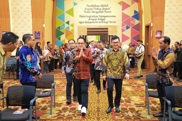 Pj Gubernur Jatim Adhy Karyono menyapa peserta Pelatihan Kepemimpinan Nasional (PKN) Tingkat II Angkatan XIV Tahun 2024 di Surabaya, Selasa (28/5/2024). ANTARA/HO-Biro Adpim Jatim