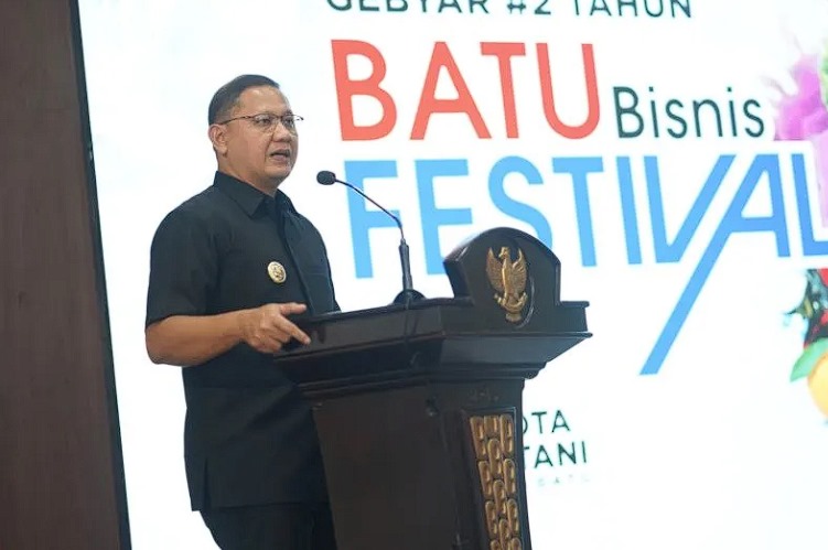 Penjabat (Pj) Wali Kota Batu Aries Agung Paewai pada saat memberikan sambutan dalam ajang Batu Bisnis Festival di Kota Batu, Jawa Timur, Selasa (28/5/2024). ANTARA/HO-Prokopim Setda Kota Batu.