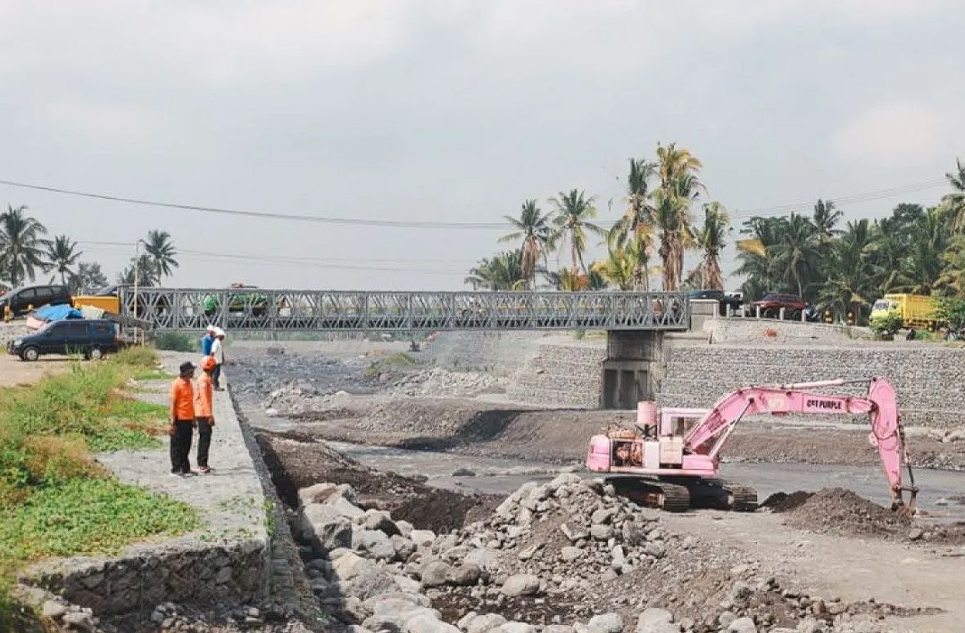 Jembatan Kloposawit Putus Akibat Banjir Lahar Semeru Cepat Diperbaiki