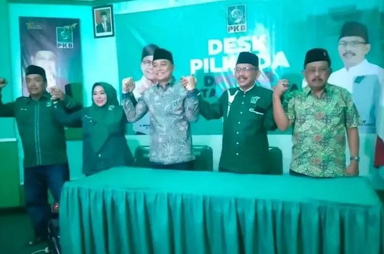 Wali Kota dan Wakil Wali Kota Surabaya Eri Cahyadi-Armuji bersama Ketua PKB setempat Musyafak Rouf serta Wakil Ketua Laila Mufidah, di kantor partai tersebut, Minggu (5/5/2024). ANTARA/HO-PKB Surabaya