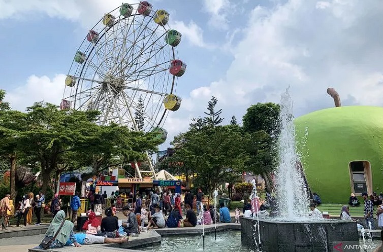 Foto arsip. Sejumlah wisatawan menikmati suasana di sekitar Alun-Alun Kota Batu, Jawa Timur, yang dilengkapi dengan salah satu ikon wisata berupa wahana bianglala, Sabtu (15/5/2021). ANTARA/Vicki Febrianto.