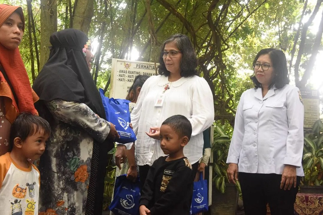 Pj Wali Kota Kediri Zanariah menyerahkan bantuan PMT untuk ibu hamil kurang energi kronis (KEK) dan balita yang mengalami stunting di Kota Kediri, Jawa Timur, Rabu (29/5/2024). ANTARA/HO-Pemkot Kediri