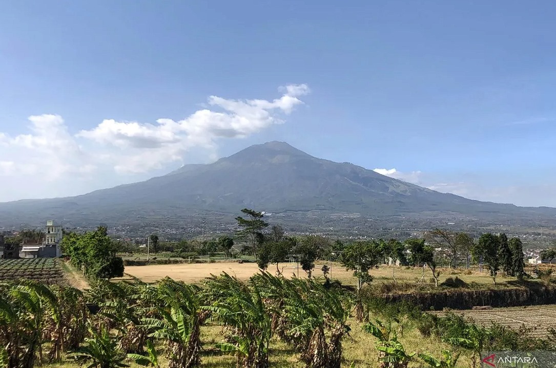 Foto arsip. Gunung Arjuno Welirang dilihat dari wilayah Kota Batu, Jawa Timur. ANTARA/Vicki Febrianto.