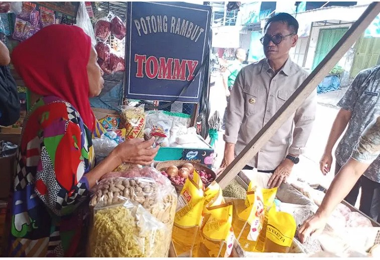 Pj. Bupati Tulungagung, Heru Suseno berbincang dengan pedagang bumbu dapur di Pasar Ngemplak Kabupaten Tulungagung. (ANTARA/HO - Prokopim Tulungagung)