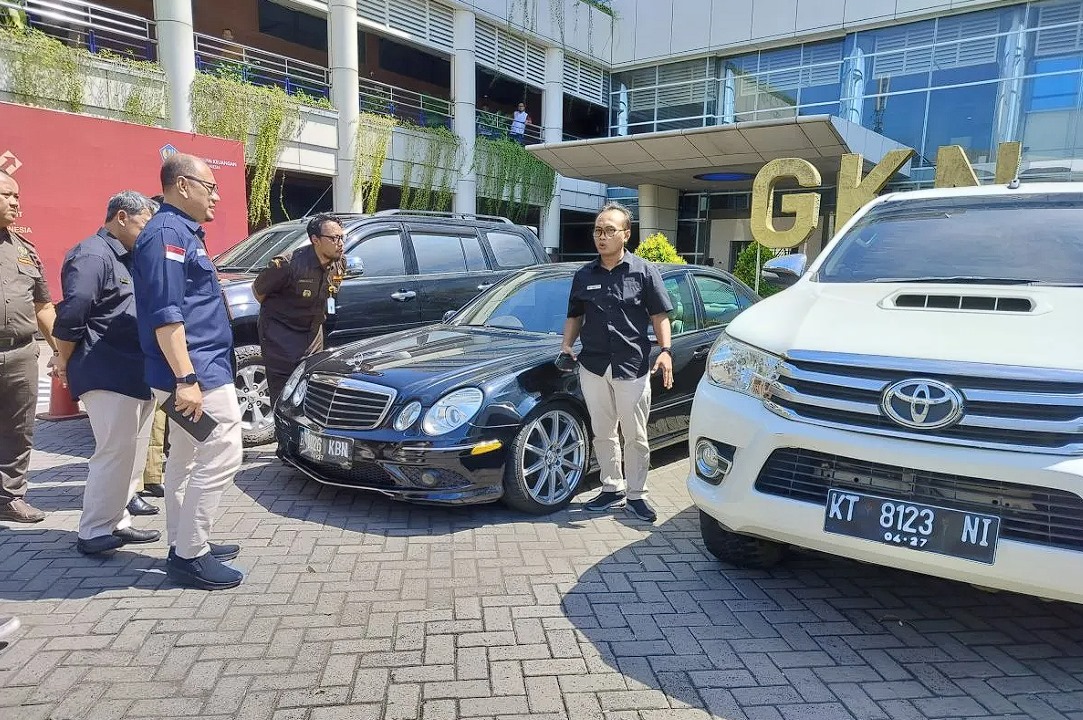 Kepala Kanwil DJP Jawa Timur I sekaligus Kepala Perwakilan Kemenkeu Jawa Timur Sigit Danang Joyo (kanan) melihat kendaraan yang dilelang di Gedung Keuangan Negara di Surabaya, Kamis (30/5/2024) ANTARA/Indra Setiawan