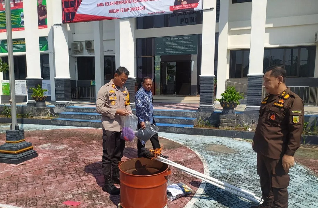 Kapolres Ponorogo dan Kajari Ponorogo memusnahkan barang bukti yang telah inkrah di halaman kantor Kejaksaan Negeri Ponorogo, Kamis (30/5/2024) (ANTARA/HO - Kejari Ponorogo)