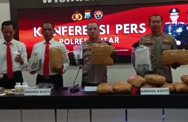 Kapolres Blitar dan jajarannya saat rilis kasus ganja di Mapolres Blitar, Jawa Timur. Saat itu, Kasat Narkoba Polres Blitar Iptu S juga ikut mendampingi. ANTARA/ HO-polisi