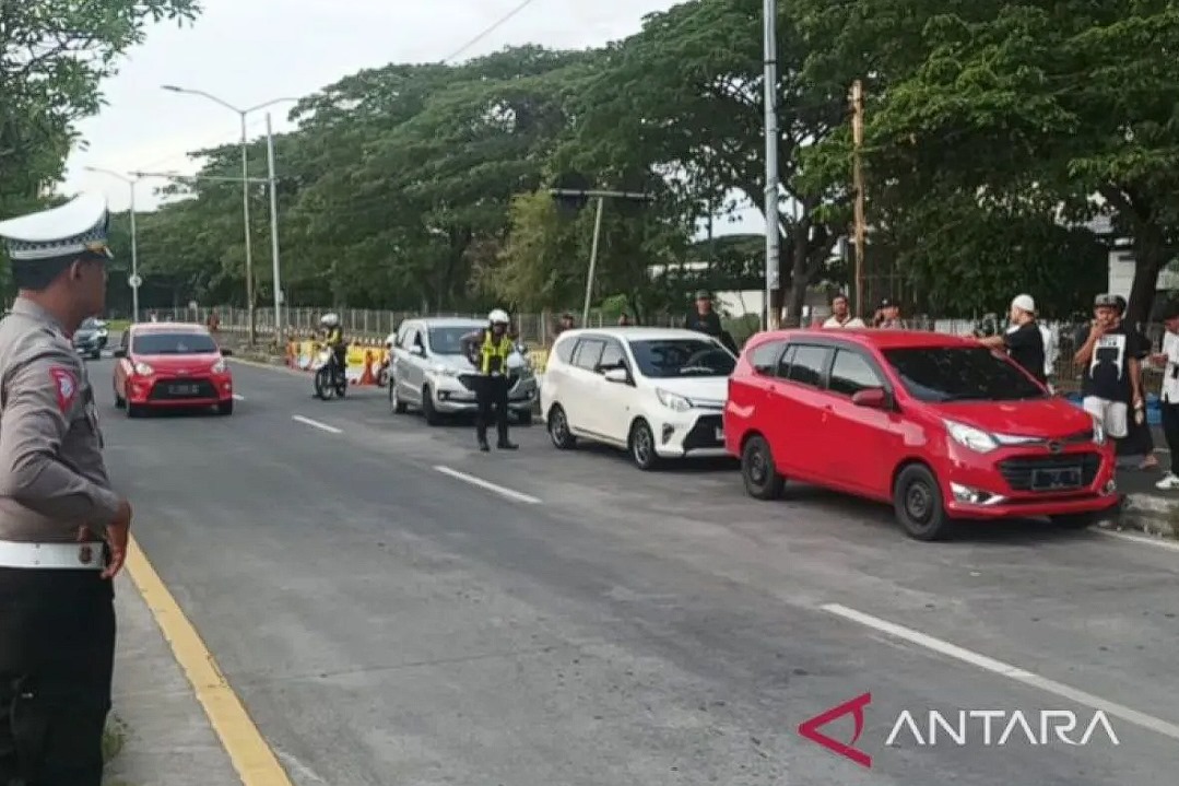 Polisi menghentikan sejumlah mobil yang diketahui berisi suporter Persib di pintu masuk Jembatan Suramadu sisi Surabaya, Jumat (31/5/2024). (ANTARA/Hanif Nashrullah)