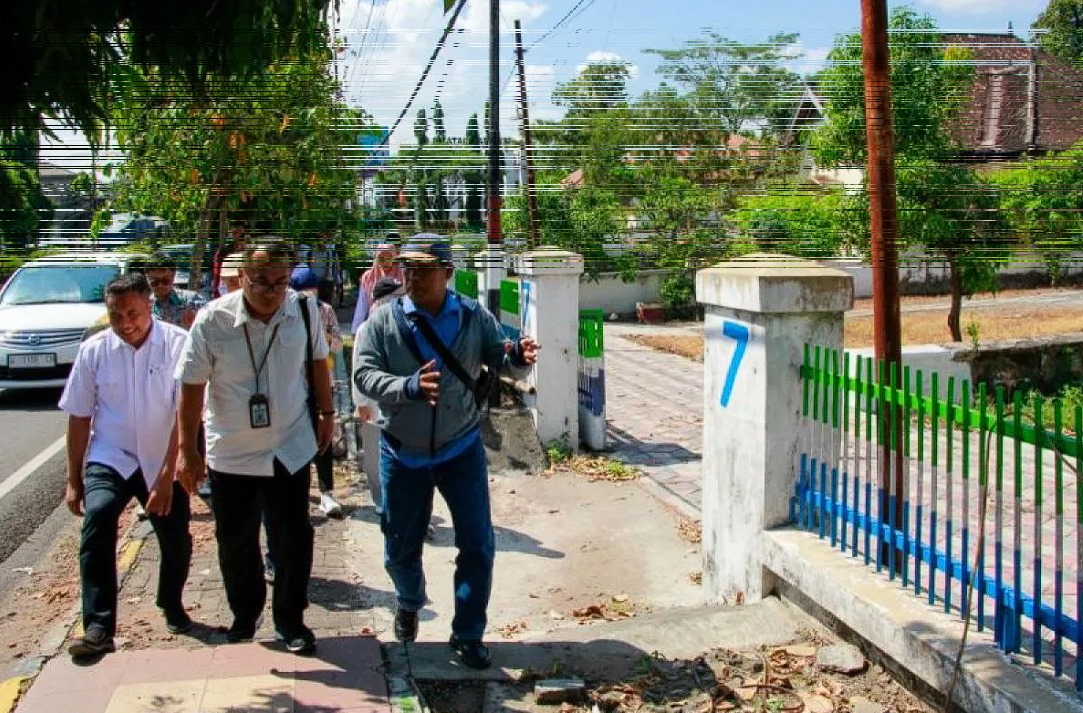 Tim dari Dinas Perumahan Rakyat, Kawasan Permukiman, dan Cipta Karya Pemprov Jatim meninjau kondisi trotoar Jalan Yos Sudarso dalam rangka verifikasi pengajuan DAK (Dana Alokasi Khusus) Kota Lama di Kota Madiun. ANTARA/HO-Diskominfo Kota Madiun