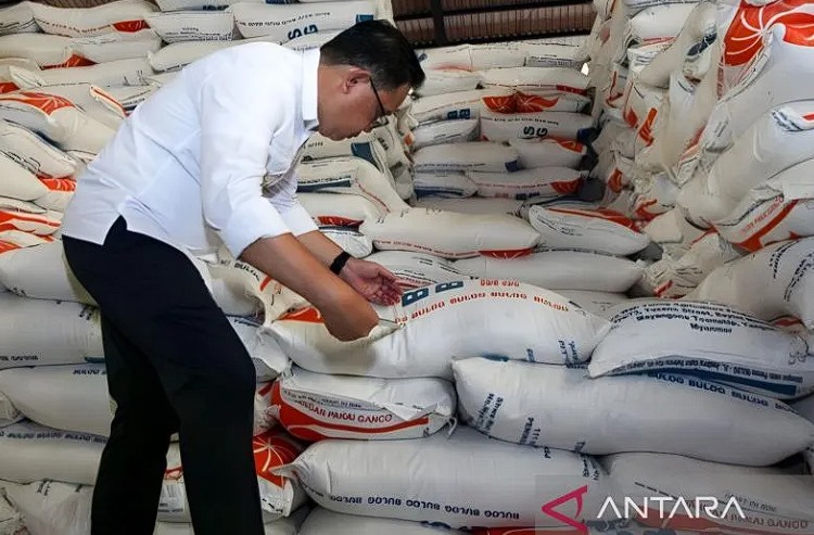 Arsip - Pj Gubernur Jatim Adhy Karyono memeriksa kualitas beras saat meninjau Gudang Bulog Divre Jatim, Buduran, Sidoarjo, Jawa Timur, Sabtu (17/2/2024). ANTARA/Umarul Faruq