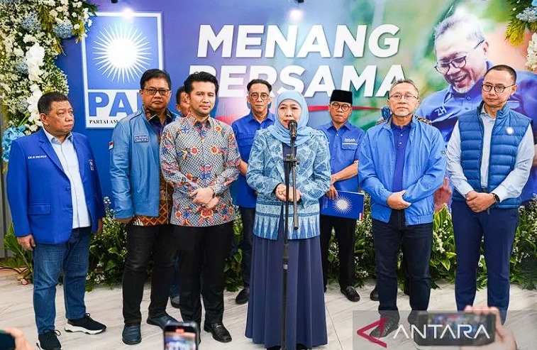 Bakal calon gubernur Jawa Timur Khofifah Indar Parawansa memberikan keterangan pers didampingi bakal calon wakil Gubernur Jawa Timur Emil Dardak dan Ketua Umum PAN Zulkifli Hasan di Kantor DPP PAN, Jakarta, Senin (3/6/2024). ANTARA/Dokumen pribadi/am.