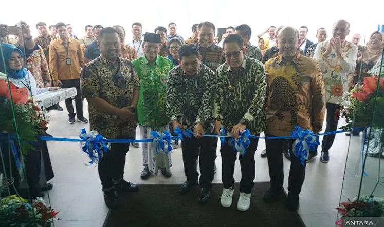 Pj Gubernur Jatim Adhy Karyono (kedua kiri depan) bersama Direktur Utama BPJS Kesehatan Ali Ghufron Mukti (tengah), Bupati Gresik Fandi Ahmad Yani (kiri depan) dan Deputi Direksi Wilayah VII BPJS kesehatan Arief Syaefudin (kanan depan) saat pemotongan pit