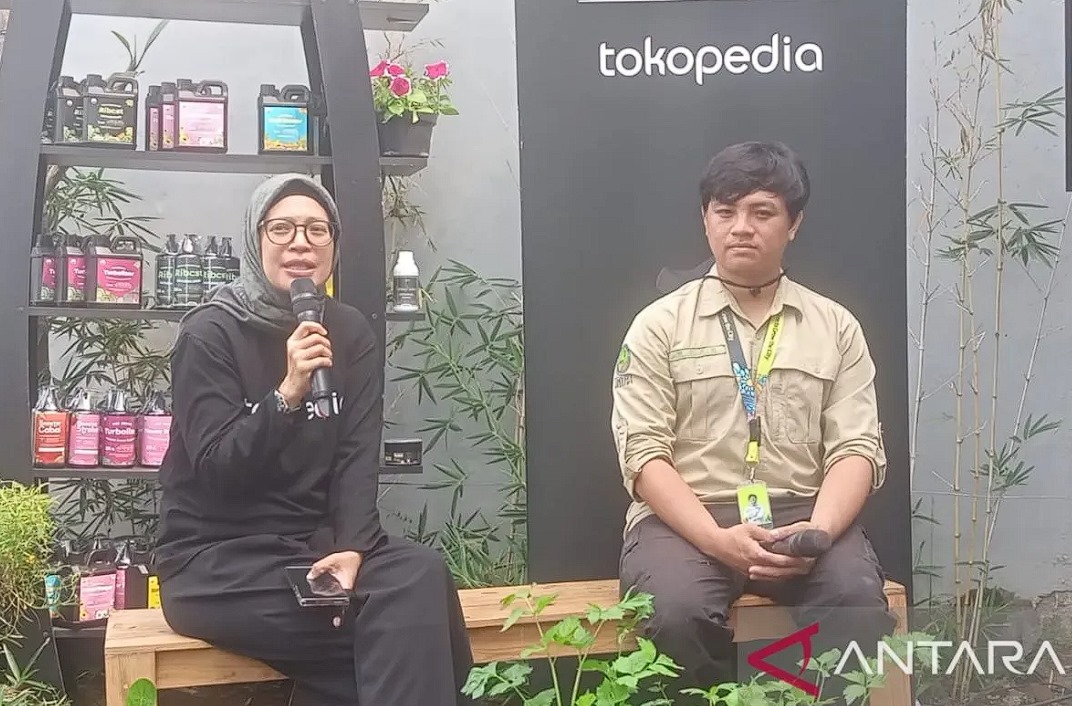 Communications Senior Lead Tokopedia Rizky Juanita Azuz (kiri) dalam jumpa pers di Malang, Jawa Timur, Selasa (4/6/2024). (ANTARA/Farhan Arda Nugraha)