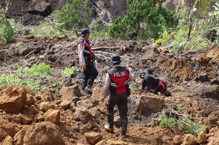 Polres Lumajang Kerahkan Unit K9 Cari Korban Longsor
