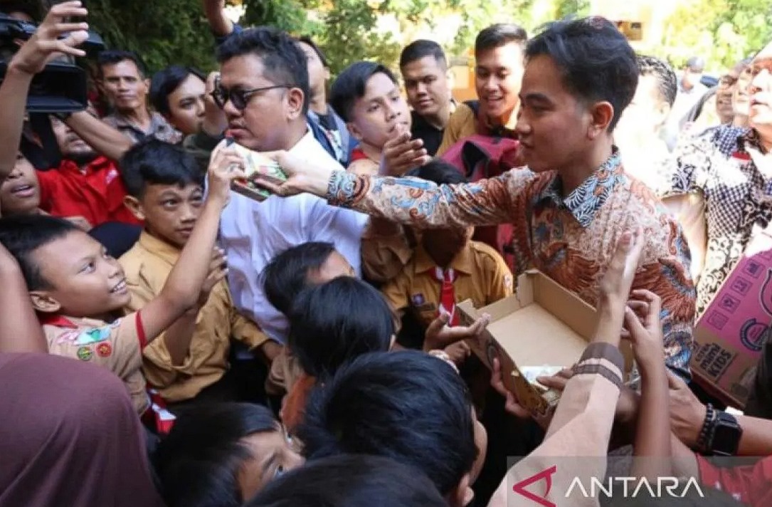 Gibran Bagikan Susu dan Buku ke Siswa SD Surabaya