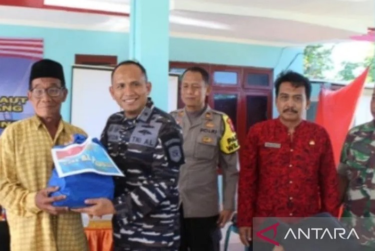 Dokumen - Anggota Lanal Batuporon menyerahkan bantuan kepada nelayan di Kepulauan Sumenep, Jawa Timur, dalam acara sosialisasi sistem keamanan laut. (ANTARA/HO-Lanal Batuporon)