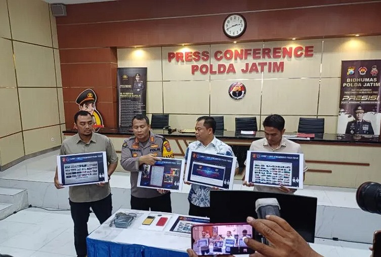 Jajaran Subdit Siber Direktorat Reserse Kriminal Khusus Kepolisian Daerah Jawa Timur saat merilis penangkapan pelaku pembuat konten video porno anak di bawah umur di Mapolda Jatim, Surabaya, Kamis (6/6/2024). ANTARA/HO-Polda Jatim