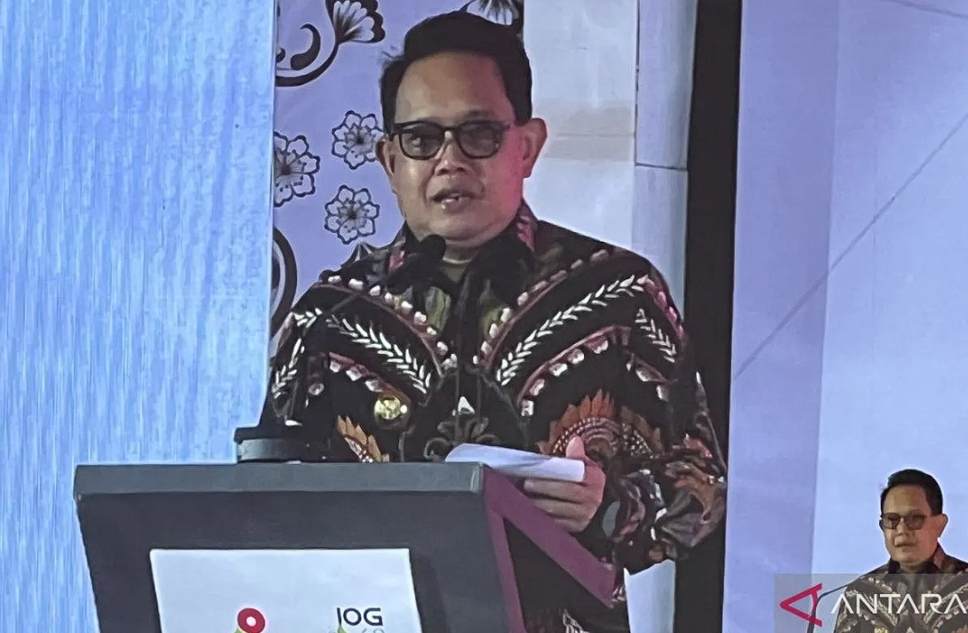 Penjabat Gubernur Jawa Timur Adhy Karyono ketika memberi sambutan di acara Pre IOG SCM Summit, Surabaya, Jawa Timur, Senin (10/6/2024). ANTARA/Putu Indah Savitri