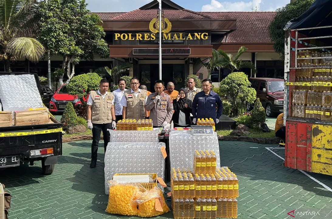 Wakil Kepala Kepolisian Resor (Wakapolres) Malang Kompol Imam Mustolih (tengah) pada saat memimpin jumpa pers kasus produksi Minyakita palsu, di Mapolres Malang, Kepanjen, Jawa Timur, Selasa (11/6/2024). ANTARA/Vicki Febrianto.