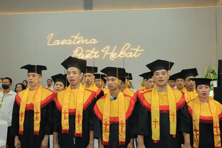 Sebanyak 15 warga binaan Lembaga Pemasyarakatan (Lapas) Kelas I Madiun, Jawa Timur berhasil menyelesaikan pendidikan Diploma 1 (D1) Teologi dan menjalani upacara wisuda di aula lapas setempat, Selasa (11/6/2024). ANTARA/HO-Humas Kemenkumham Jatim