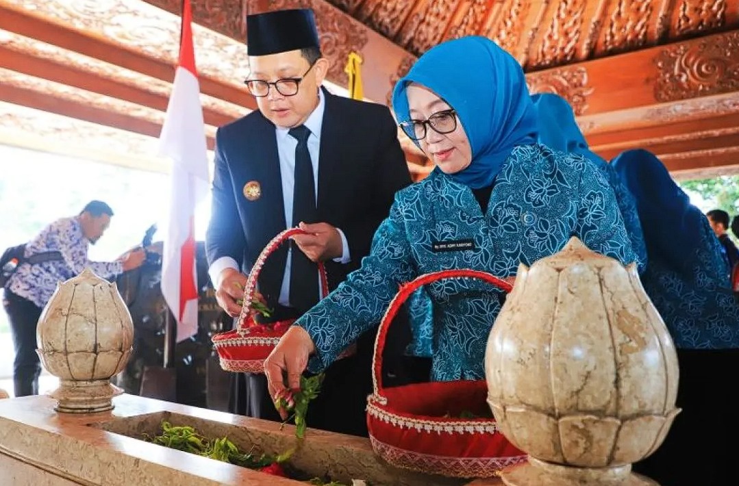 Pj Gubernur Jatim r Adhy Karyono ziarah ke makam Presiden pertama Indonesia, Soekarno di Kota Blitar, Jawa Timur, Selasa (11/6/2024). ANTARA/ HO-Pemprov Jatim