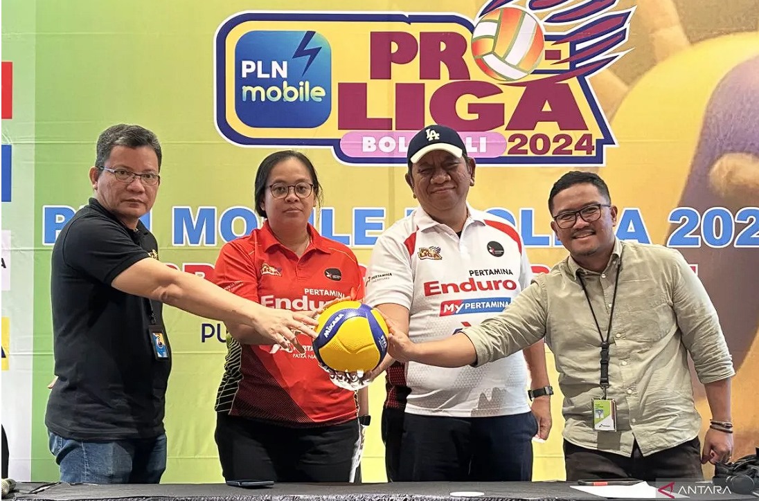 Executive GM Pertamina Patra Niaga Regional Jatimbalinus Aji Anom Purwasakti (kedua kanan) dan Ketua Panitia Pelaksana Proliga 2024 Seri Malang Puspa Dewi Shinta Rukmi (kedua kiri) berfoto bersama dalam sesi jumpa pers Proliga 2024, di Kota Malang, Jawa T