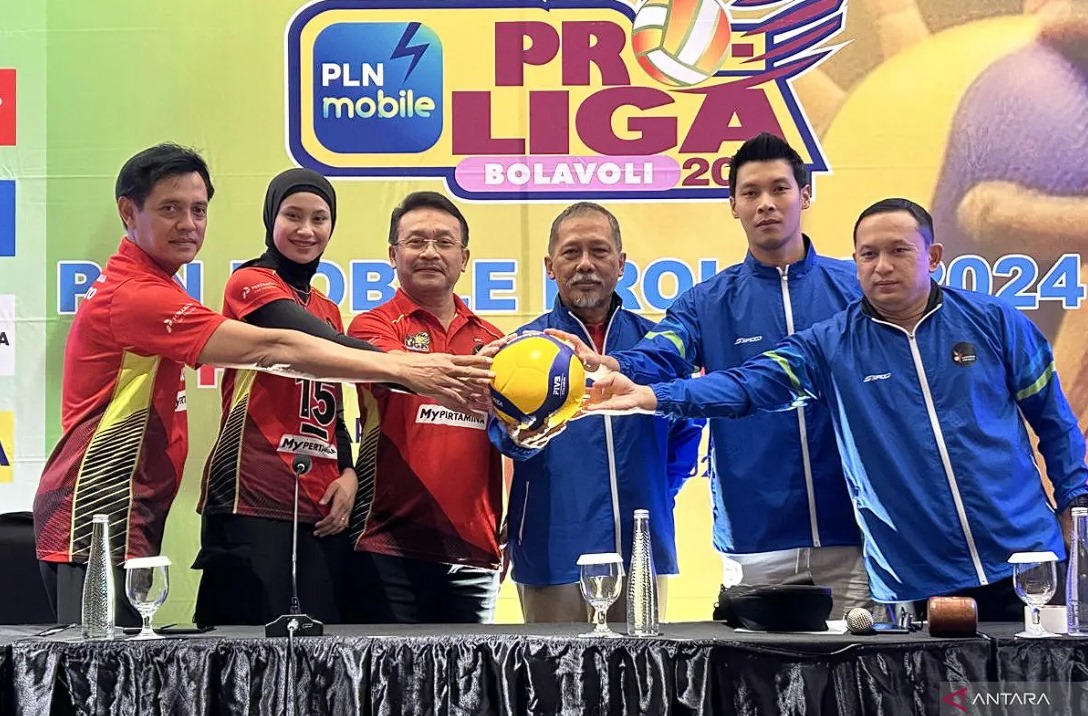 Manajer tim putri Pertamina Enduro Widi Triyoso (ketiga kiri) bersama manajer tim putra Pertamina Pertamax Sutrisno (ketiga kanan), berfoto bersama pemain dan pelatih, dalam sesi jumpa pers PLN Mobile Proliga 2024, di Kota Malang, Jawa Timur, Rabu (12/6/2