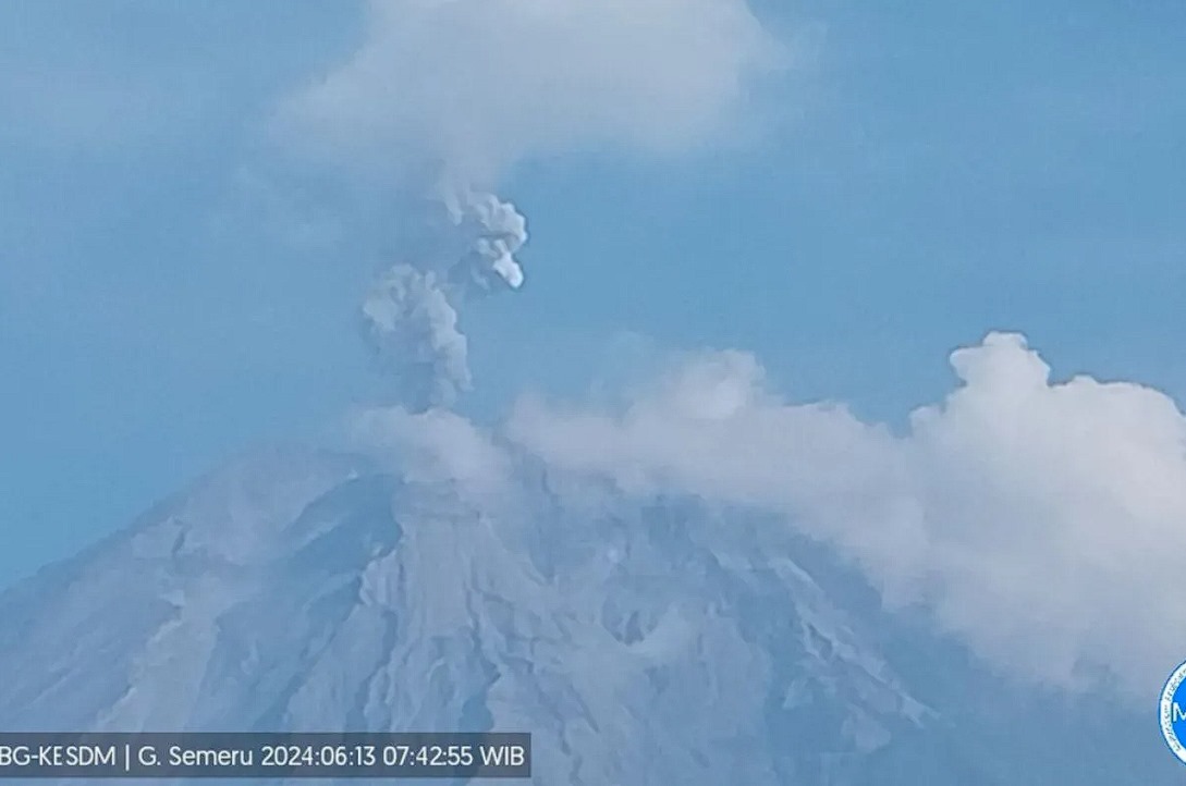 Gunung Semeru erupsi pada Kamis (13/6/2024) pukul 07.42 WIB. (ANTARA/HO-PVMBG)