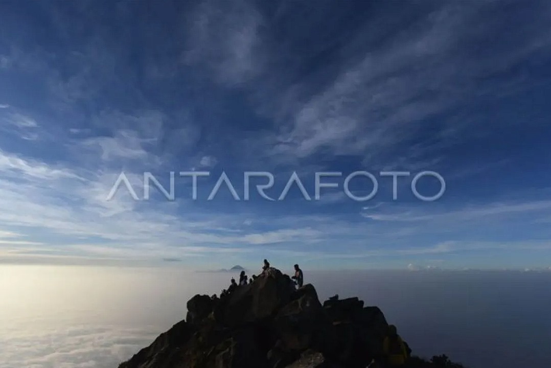 Foto arsip. Pendaki bersantai di puncak Gunung Arjuno, Kabupaten Pasuruan, Jawa Timur, Minggu (24/4/2016). ANTARA FOTO/Zabur Karuru/pd16.