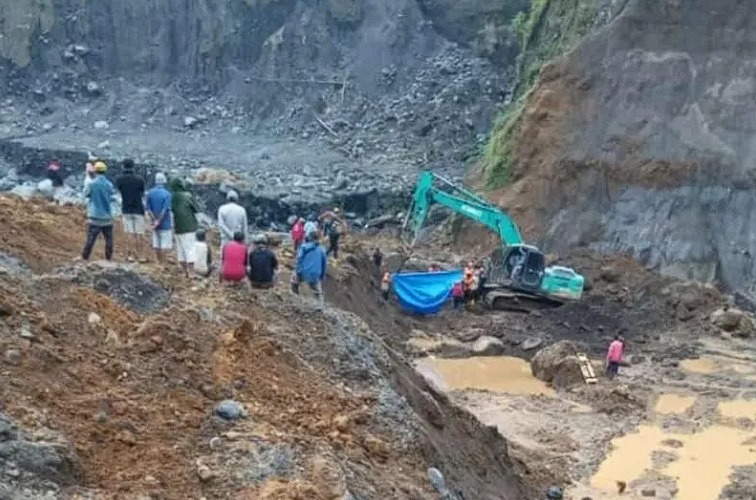 Relawan bersama keluarga dan penambang pasir menemukan korban Junaidi yang merupakan korban terakhir dalam bencana longsor di Desa/Kecamatan Pronojiwo, Kabupaten Lumajang, Kamis (13/6/2024) sore. ANTARA/HO-Medsos