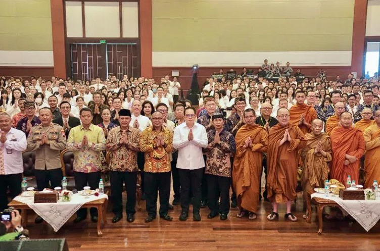 Penjabat (Pj) Gubernur Jawa Timur Adhy Karyono (tengah) saat menghadiri peringatan Dhammasanti Waisak 2568 BE/2024 Provinsi Jawa Timur di Grand City Convex Surabaya, Sabtu (15/6/2024). ANTARA/HO-Biro Adpim Jatim