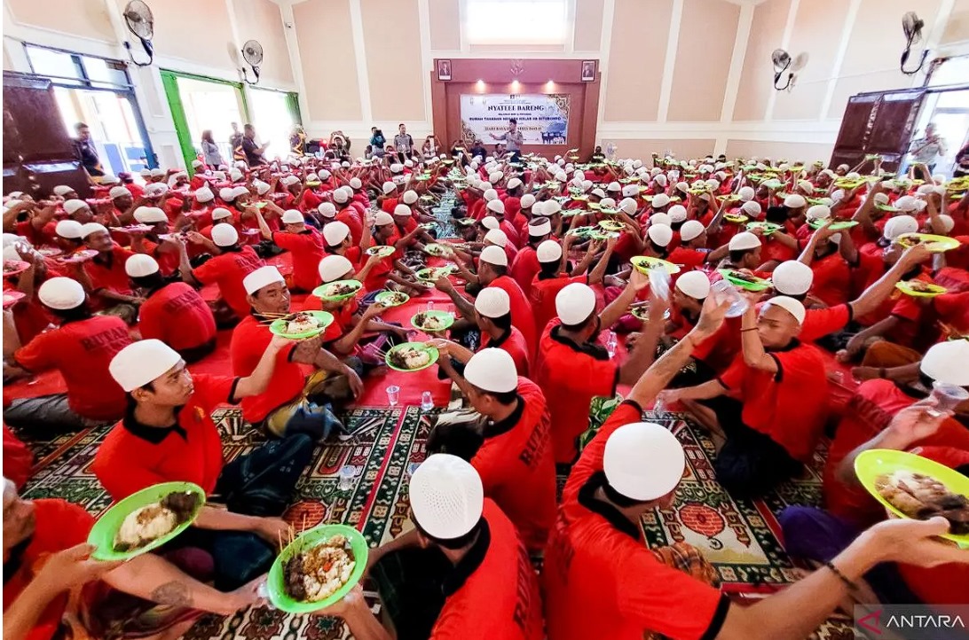 Ratusan warga binaan pemasyrakatan Rutan Kelas IIB Situbondo, Jawa Timur, makan sate bareng pada Hari Raya Idul Fitri 1445 Hijriah. Senin (17/6/2024) ANTARA/Novi Husdinariyanto