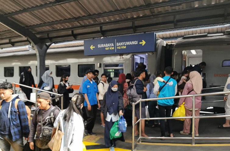 Suasana keramaian penumpang di Stasiun Jember pada hari terakhir libur Idul Adha 1445 Hijriah pada Selasa (18/6/2024). (ANTARA/HO-Humas KAI Daop 9 Jember)