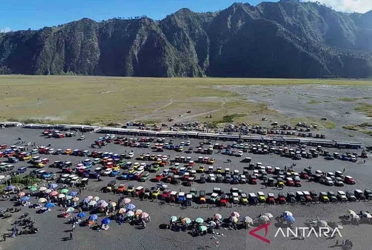 Arsip foto - Foto udara mobil jip pembawa wisatawan terparkir di kawasan Taman Nasional Bromo Tengger Semeru (TNBTS), Probolinggo, Jawa Timur, Sabtu (15/6/2024). ANTARA FOTO/Irfan Sumanjaya/rwa/pri