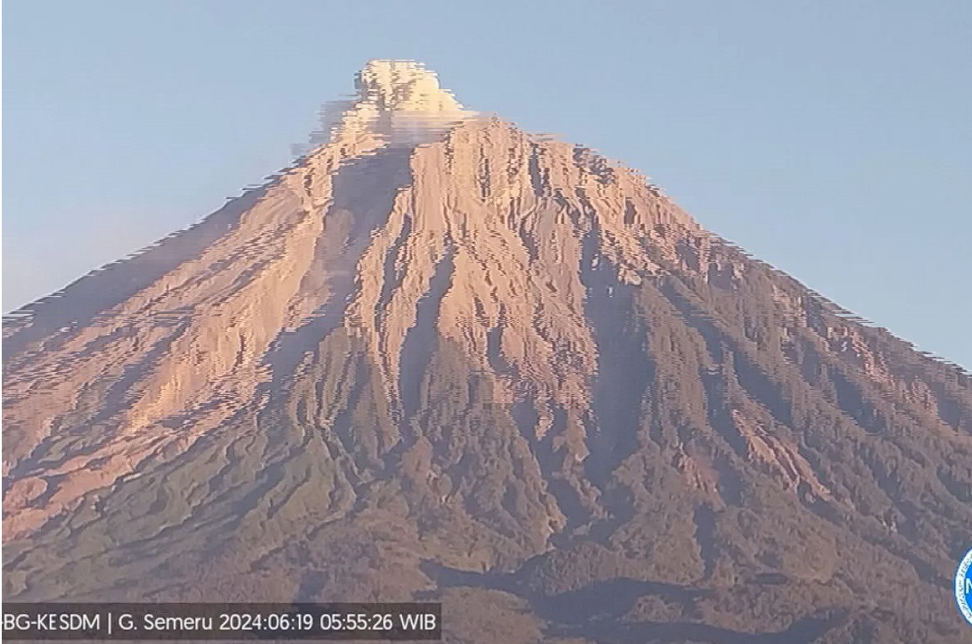 Gunung Semeru saat erupsi dengan letusan setinggi 600 meter di atas puncak pada Rabu (19/6/2024) pukul 05.55 WIB. ANTARA/HO-PVMBG.