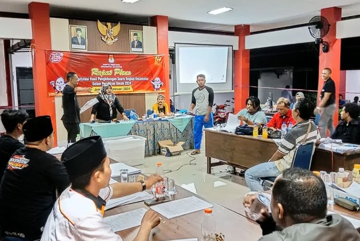 Arsip foto: Suasana rekapitulasi penghitungan surat suara hasil Pemilu 2024 di tingkat Kecamatan Kaliwates, Kabupaten Jember. (ANTARA/HO-Panwascam Kaliwates)