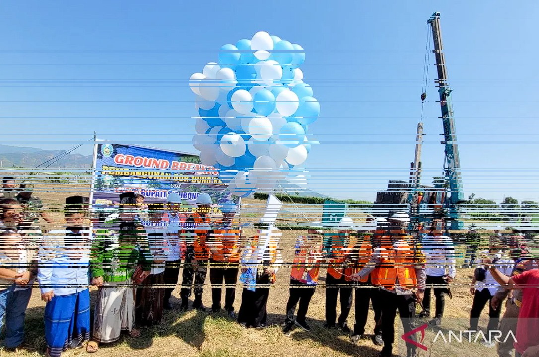 Bupati Situbondo Karna Suswandi didampingi Wabup Khoirani dan Forkopimda melepas balon peresmian pembangunan GOR Bung Karna di Desa Kilensari, Kecamatan Panarukan, Situbondo. Rabu (19/6/2024) ANTARA/Novi Husdinariyanto