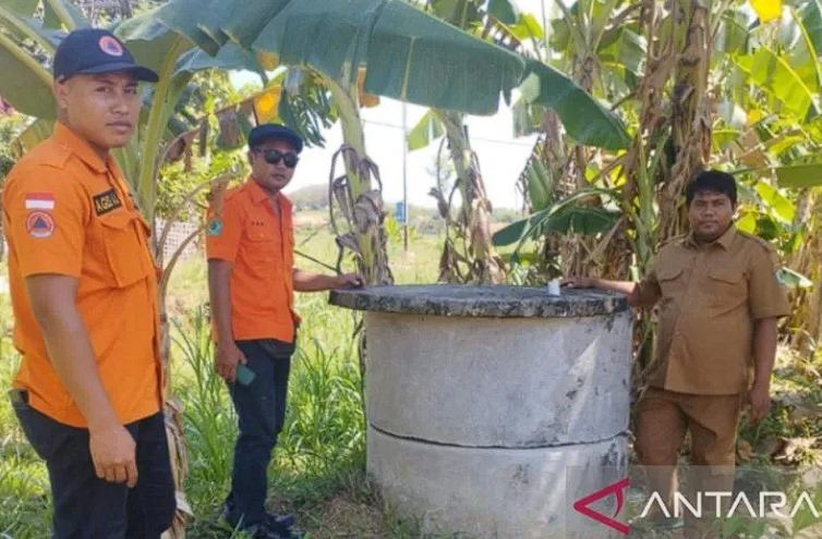 Petugas BPBD Pemkab Pamekasan memantau sumber air di sumur warga di Pamekasan. ANTARA/ HO-BPBD Pamekasan